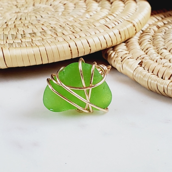 Genuine seaglass ring. Gold tone & green glass - Picture 5 of 9